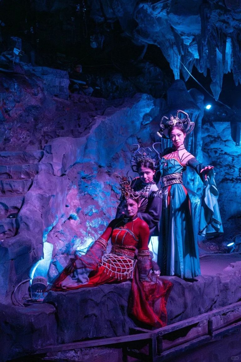 桐庐的夏天，坐船看山踩溪水，刚好够放松一整天