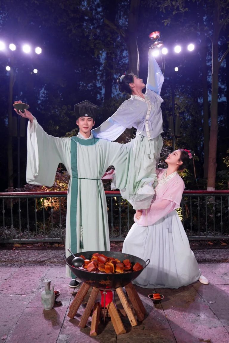 西湖的夜晚比白天温柔，三条夜游路线慢慢走