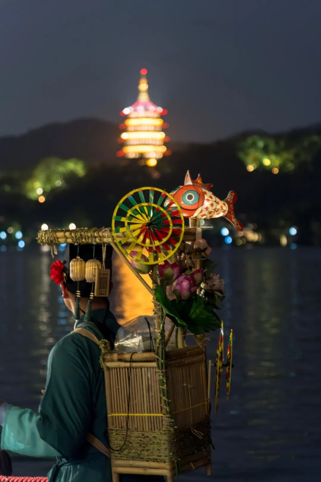 西湖的夜晚比白天温柔,三条夜游路线慢慢走