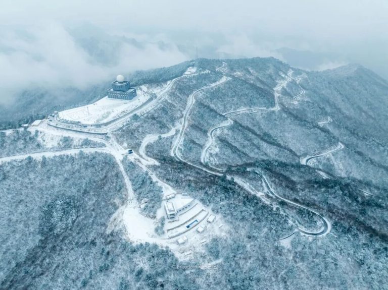 牵牛岗，一座不用爬就能看到山顶雪景的山