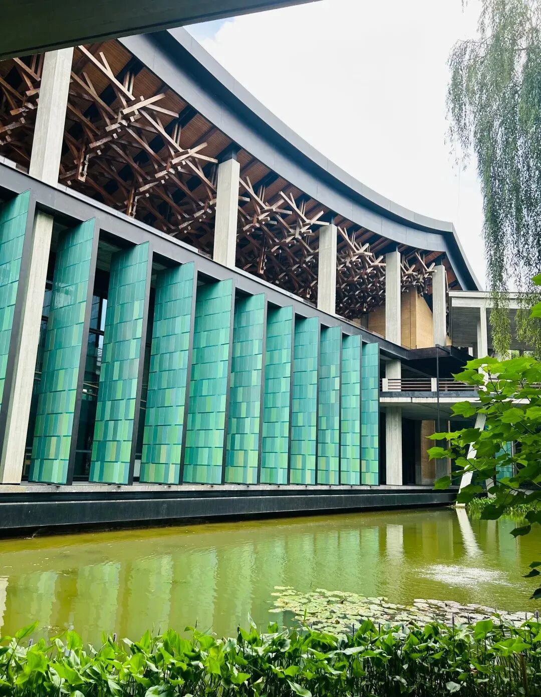 弧形建筑柱廊