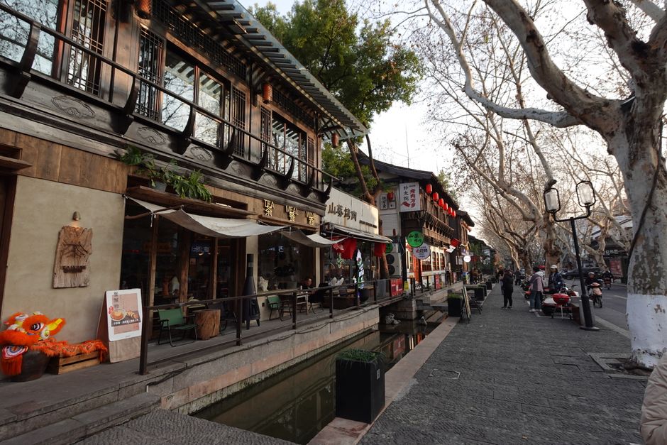 桥西直街夜景暖黄灯光老建筑