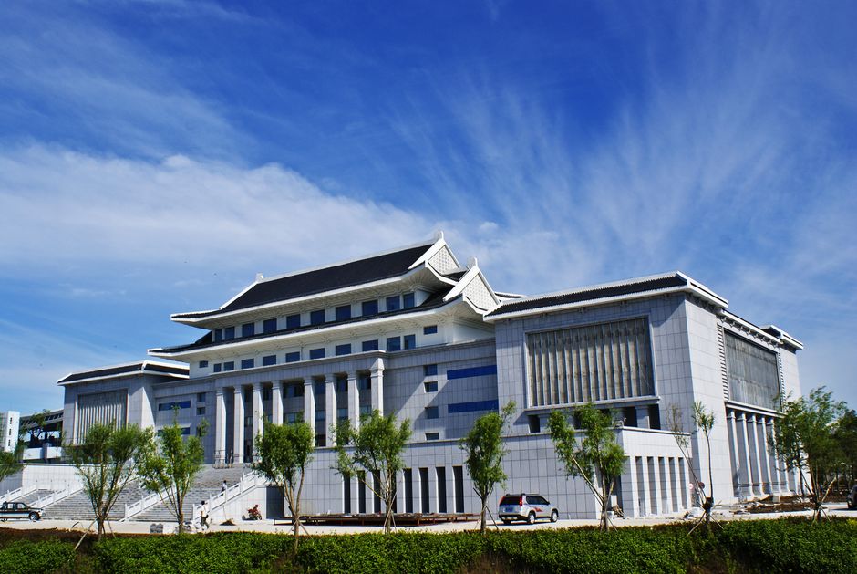 湘湖跨湖桥遗址博物馆外景与湖面远山倒影