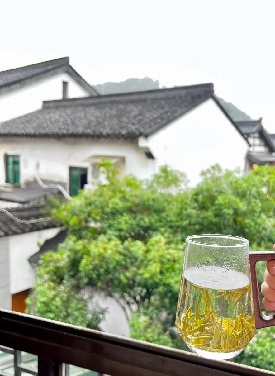 茶杯与徽派建筑