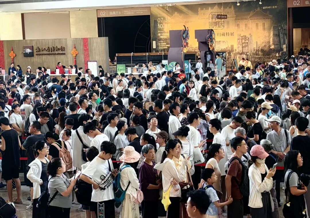 浙江省博物馆之江馆区入口实景,观众排队等待入场