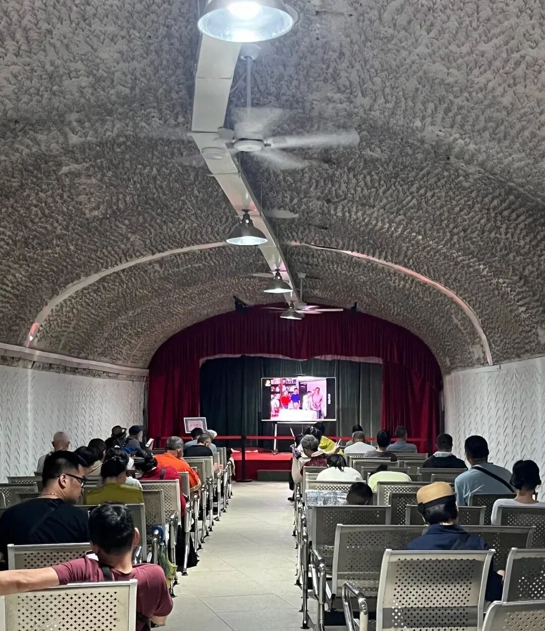 【时令玩法】40℃的杭州，钻进四牌楼防空洞乘凉