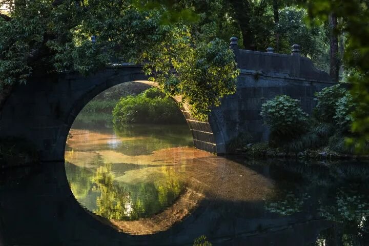 金光穿洞金红