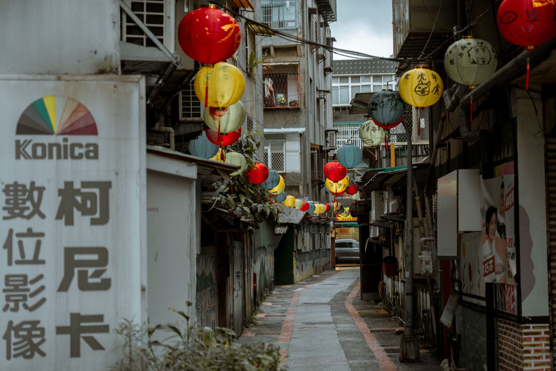 中国灯笼装饰的传统小巷夜景