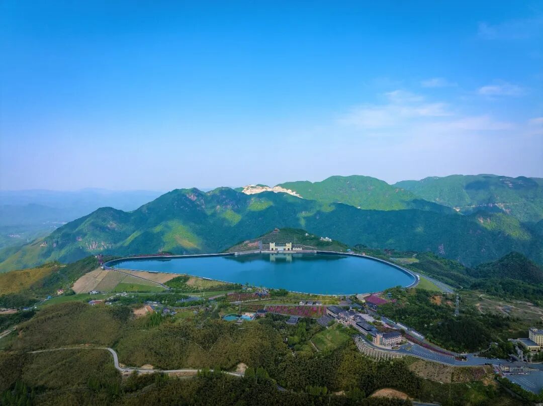 江南天池，一汪碧绿湖水嵌在山巅