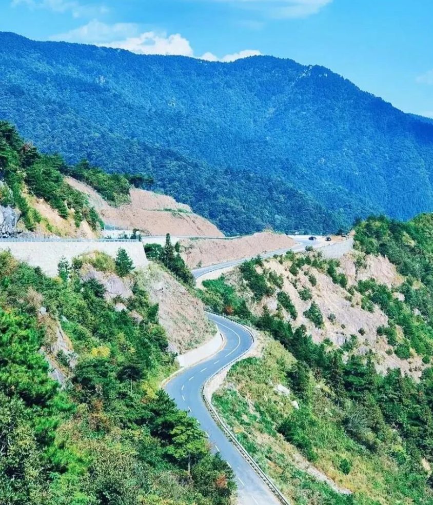 华浪线盘山公路穿行山谷