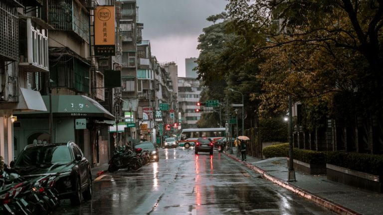梅雨季雨西湖，六点三脚架就位