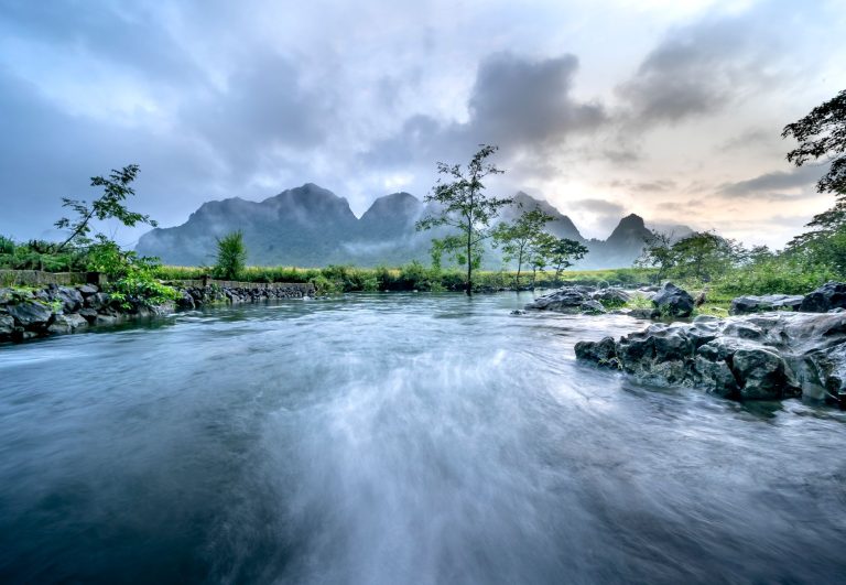 2026-07-29_时令玩法_杭州的夏天太热了不如去溪里躺一躺_vB