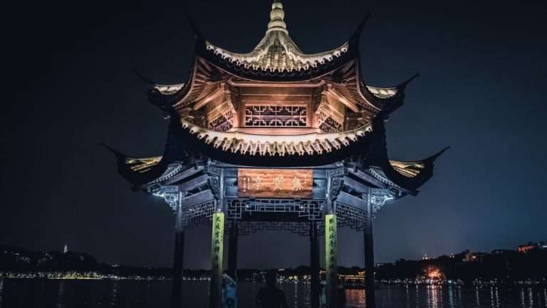 白居易与白堤：一位诗人如何改变西湖面貌