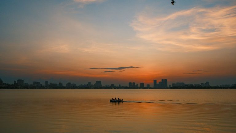 西湖夜景拍摄点位全攻略（含设备参数）