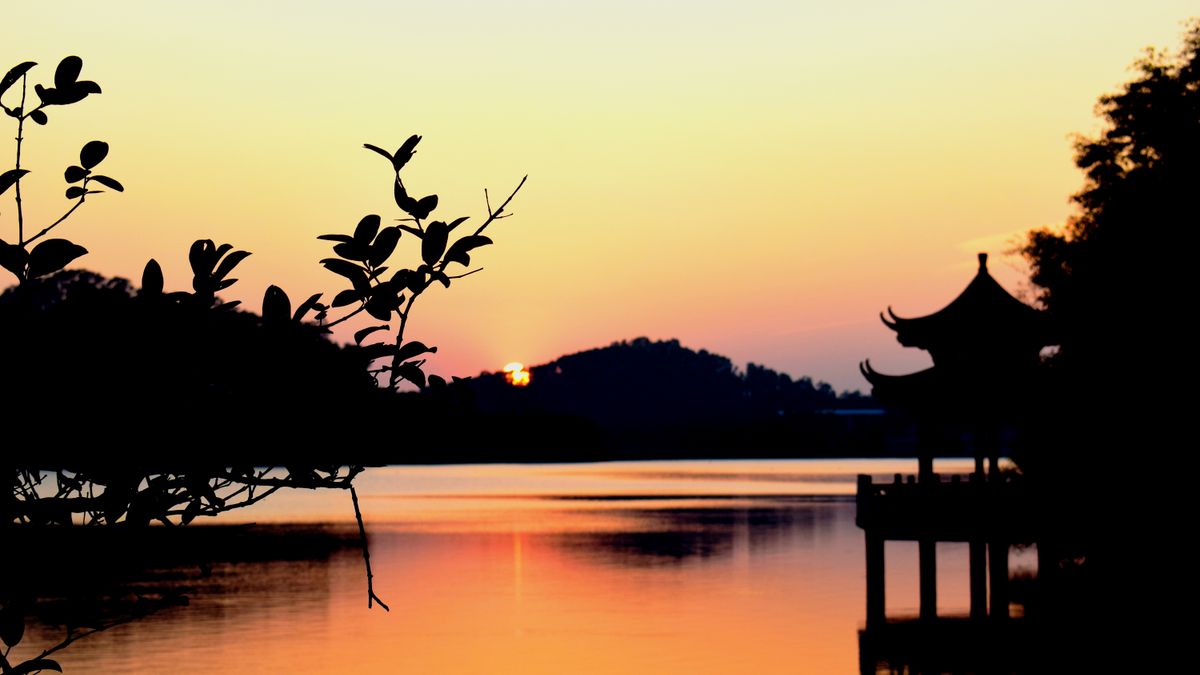 西湖十景之雷峰夕照最佳观赏时间与历史解读：春季日