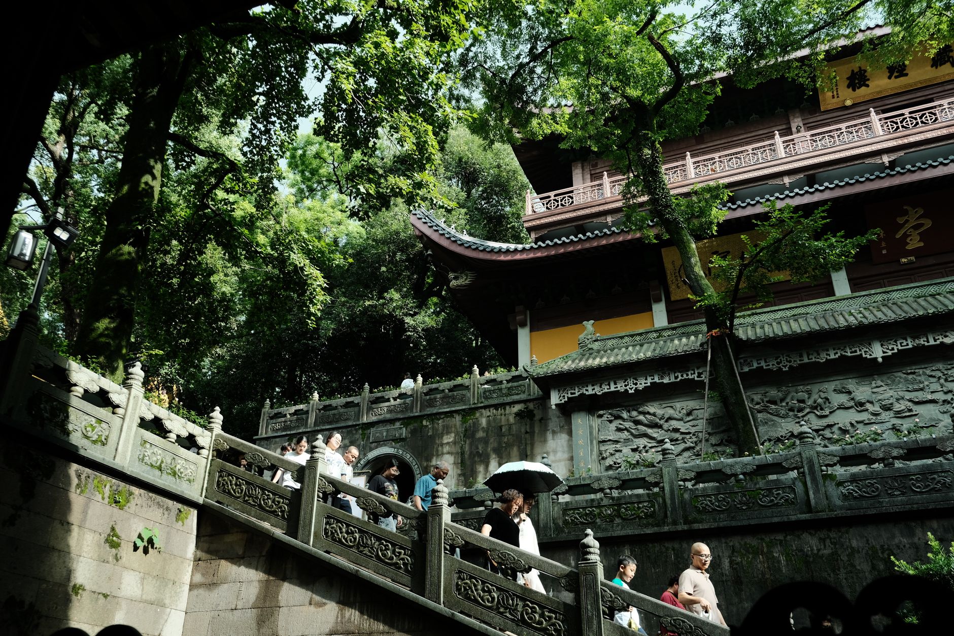 寺庙石阶绿意环绕实景