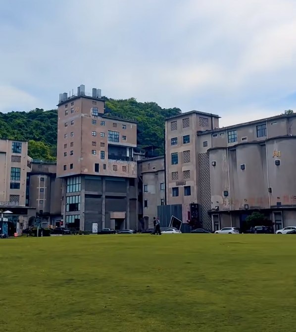 老厂房草坪