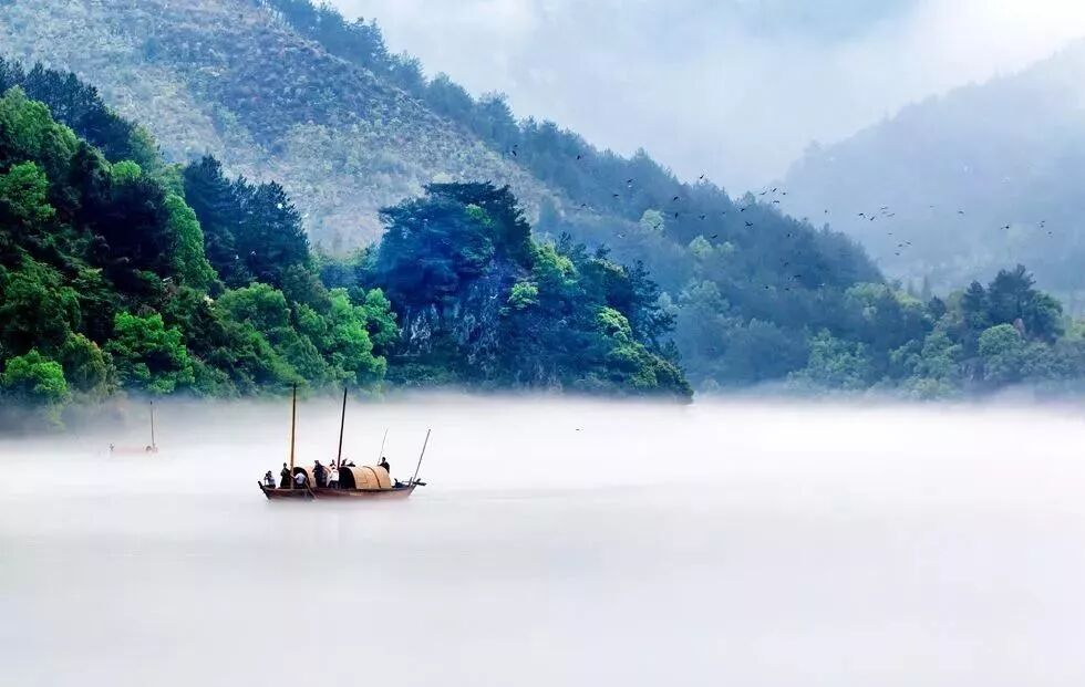 云和湖仙宫乌篷船