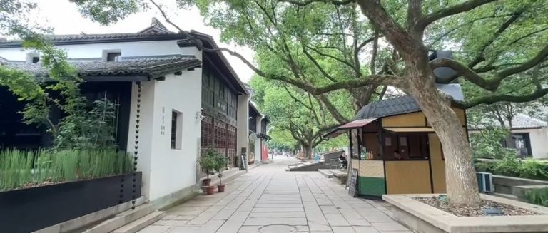 一条千年老街的宋代美学：石桥有题记，古树穿楼过